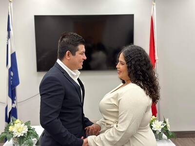 Gazetecimiz Pierre-Paul Biron, katip Émy Loubert, gelin ve damat Dania Maria Ibarez Jaramillo ve Daniel Fonseca Gomez'in yanı sıra damadın kız kardeşi Jael Monserrat Fonseca Gomez ile birlikte 21 Aralık 2023'te Quebec mahkemesinde. Fotoğraf kredisi: Nezaket