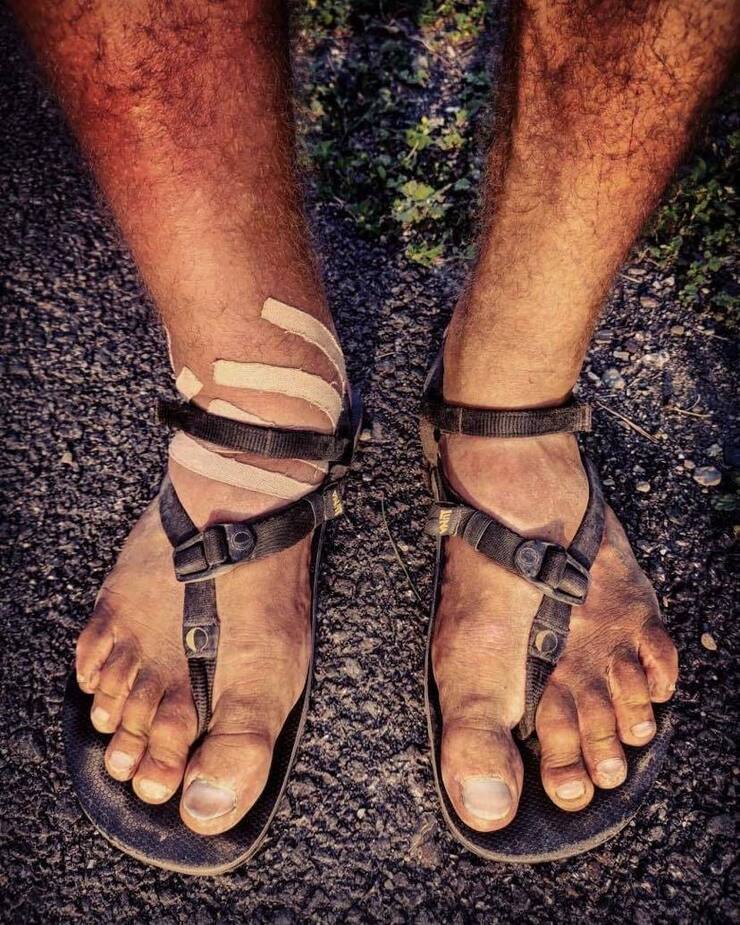 C'est en sandales que l'ultramarathonien Joan Roch, qui est en train de courir Percé-Montréal, parcourt des dizaines de kilomètres de course chaque jour.