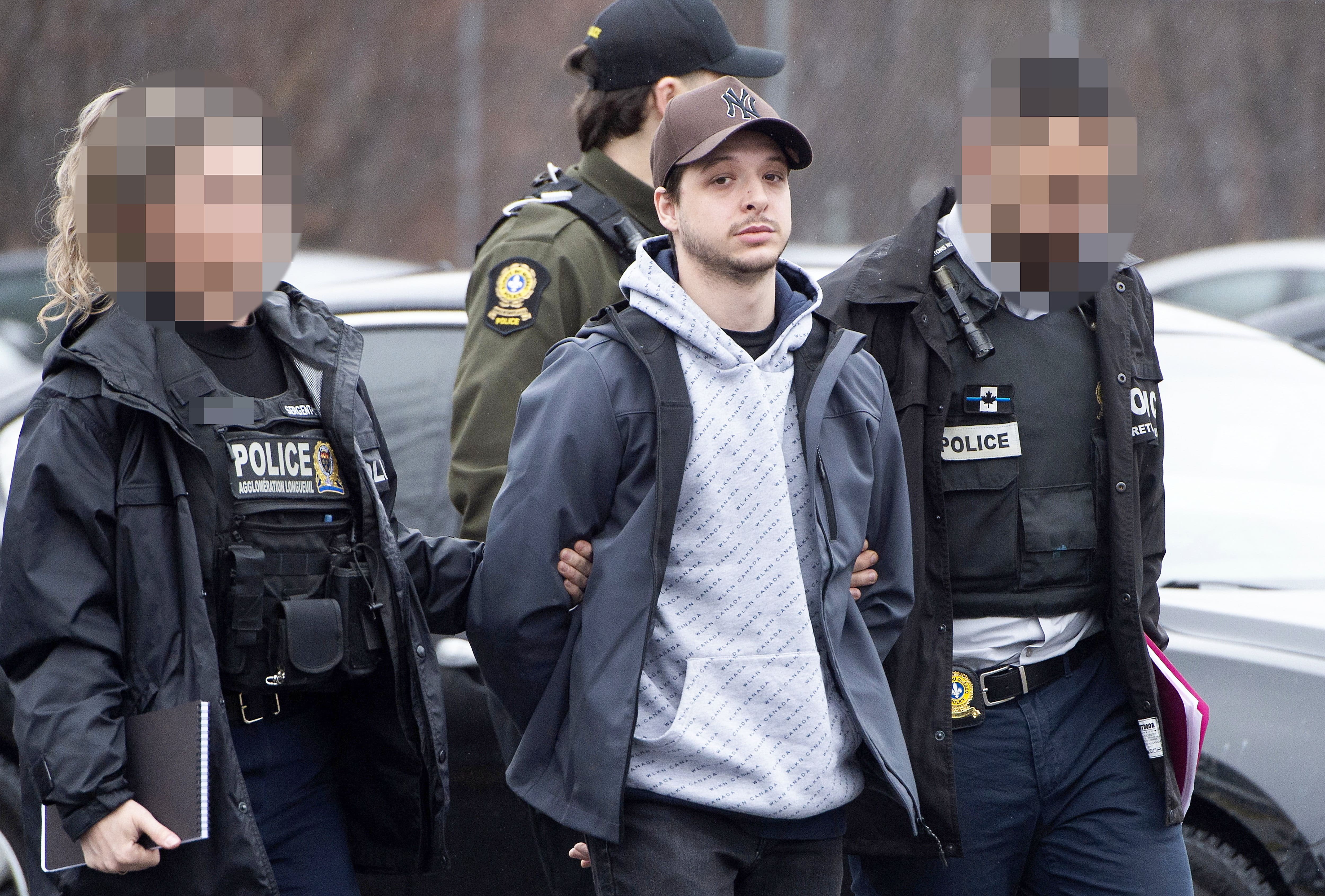 Arrivée de Dawson Cyr-Léveillée au poste de police de Salaberry-de-Valleyfield, le jeudi 16 avril 2026.