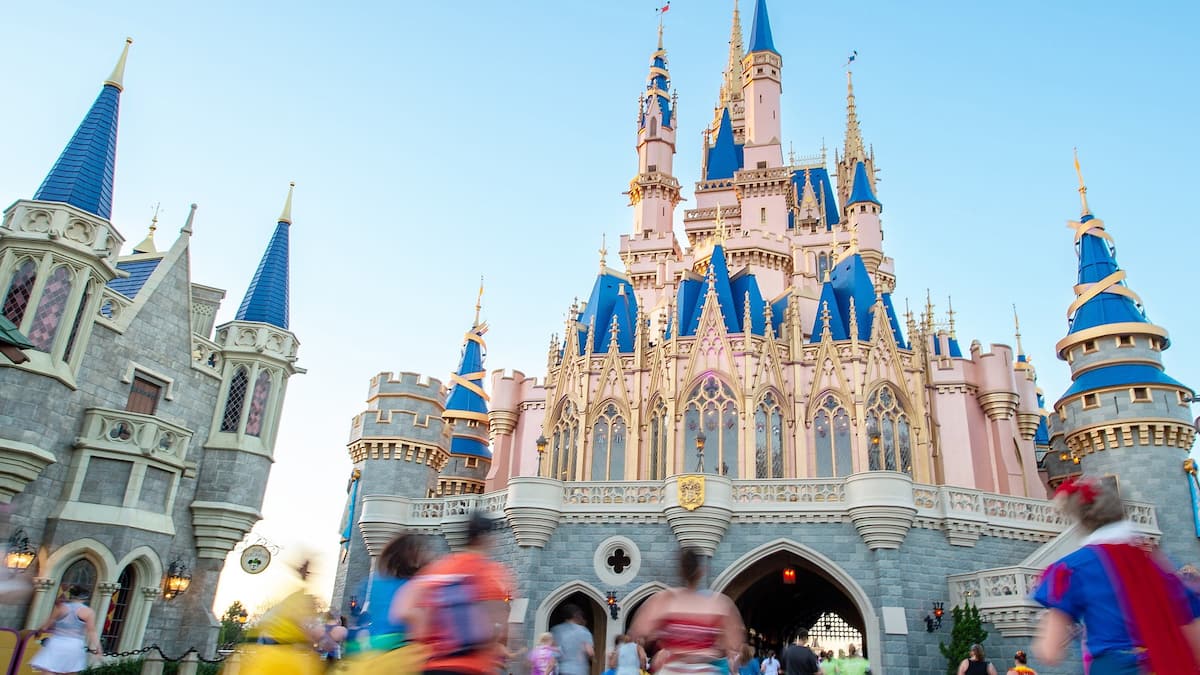 Service d’accès aux personnes handicapées: les parcs Disney durcissent leurs critères pour les files d’attente