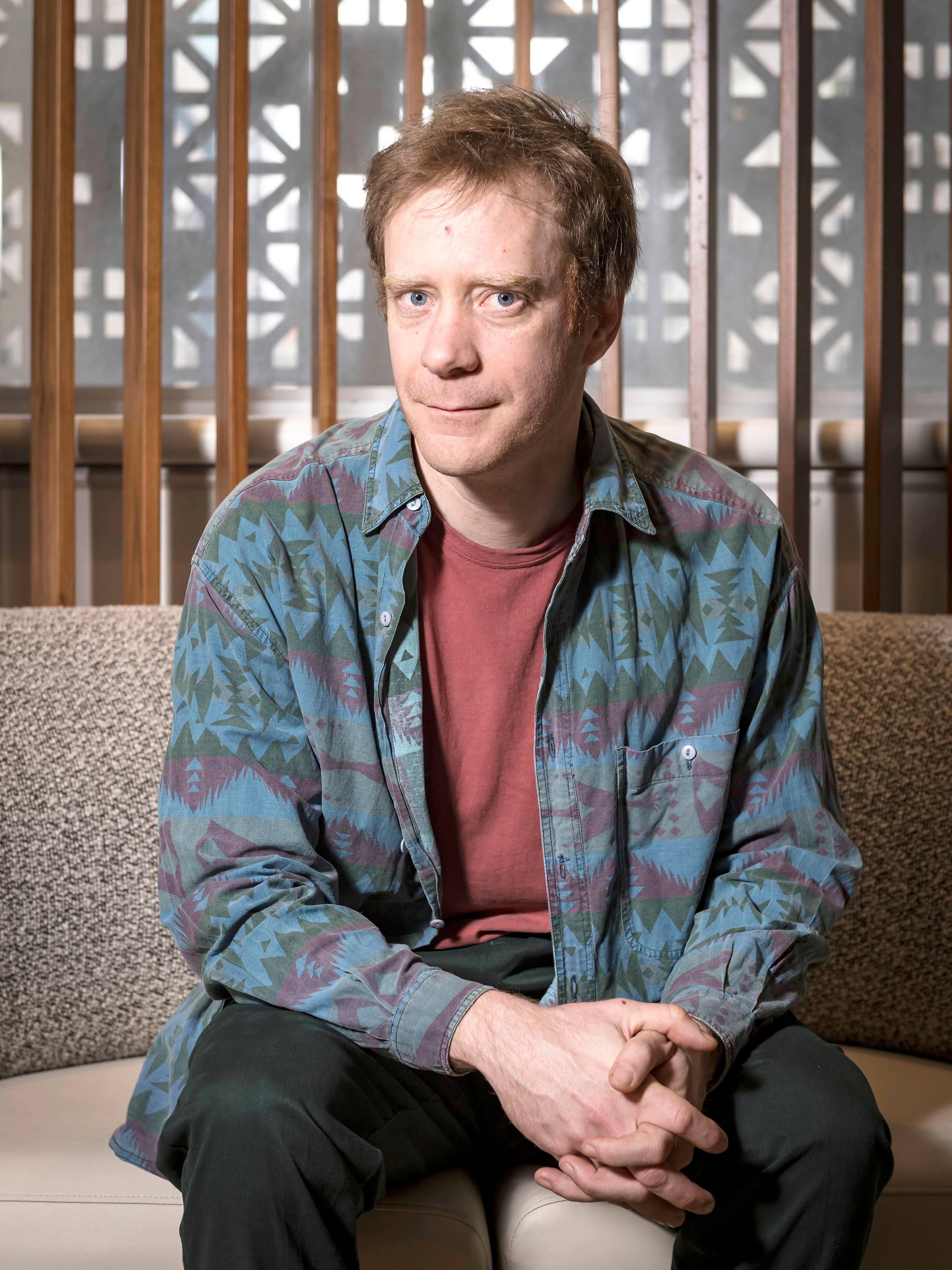 Simon Lacroix: regarder la t&eacute;l&eacute; bien emmitoufl&eacute; et entour&eacute; de chatons