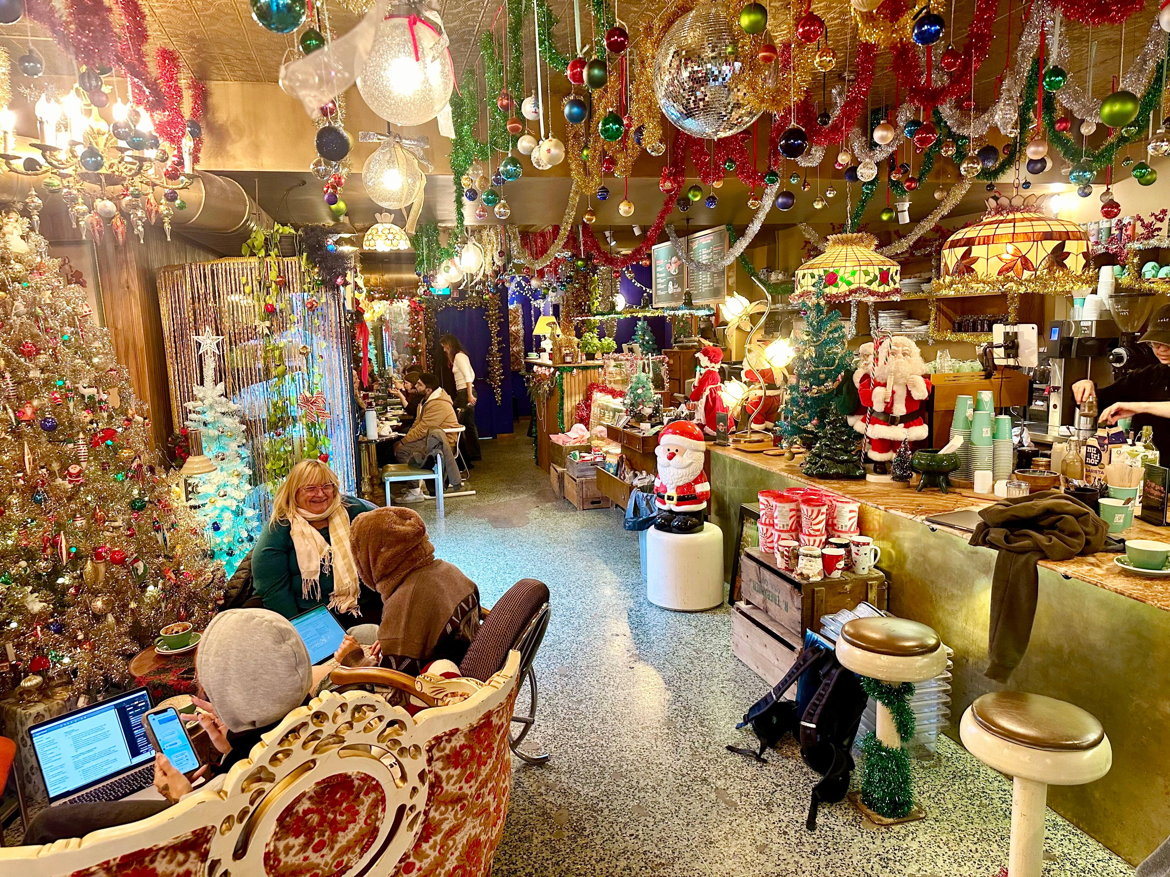 La folie de Noël arrive (déjà) à Montréal grâce à ce commerce aux