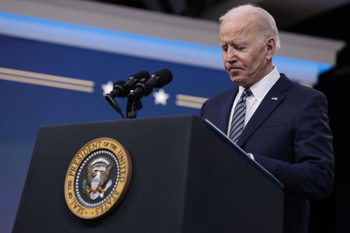 Biden promet de &laquo;soulager les m&eacute;nages&raquo; confront&eacute;s &agrave; la hausse du prix de l'essence