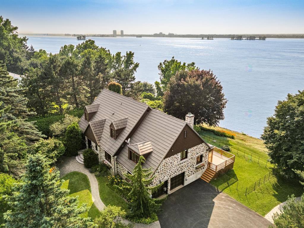 Cette maison avec vue sur le fleuve est à vendre