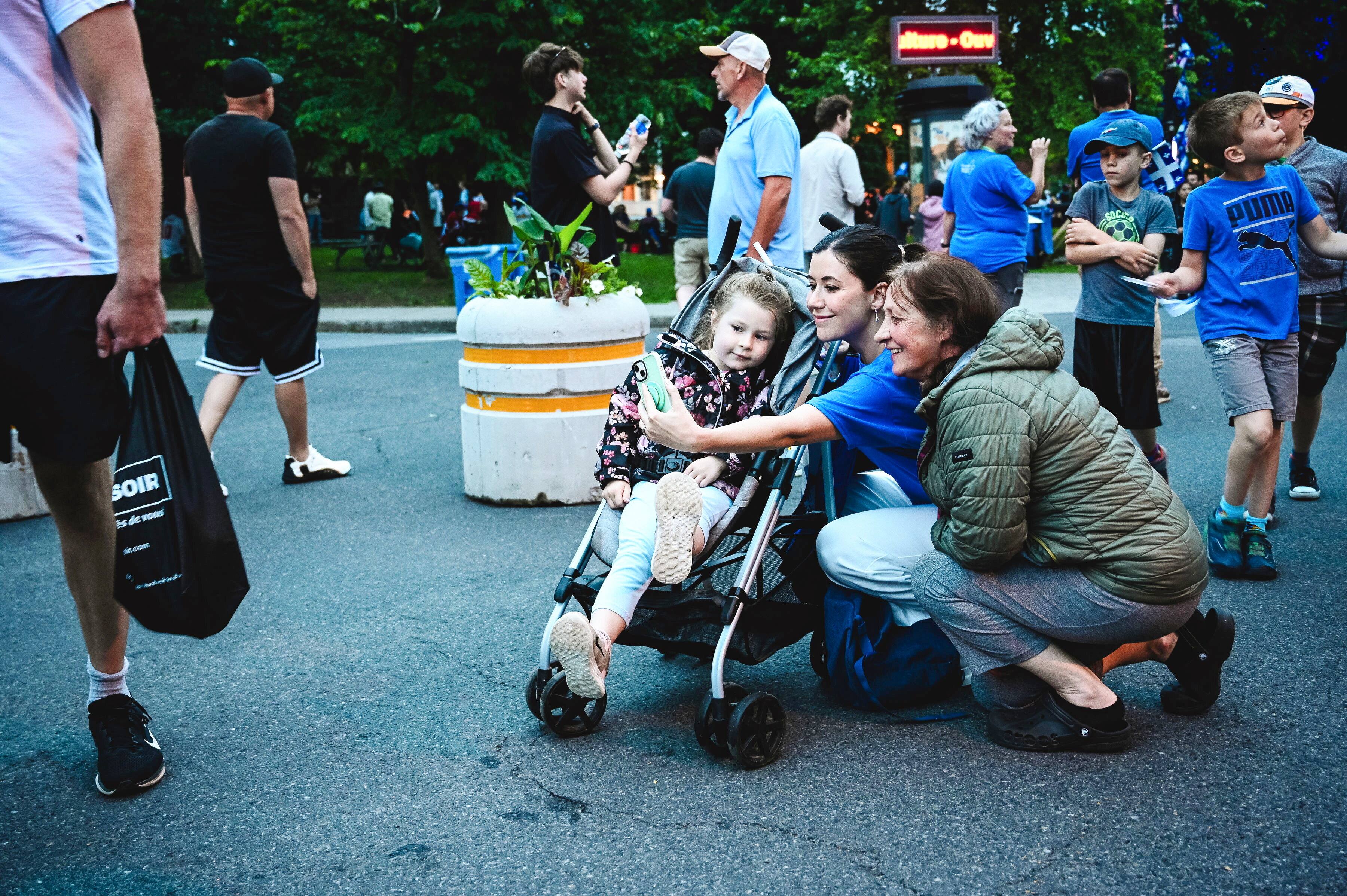 Catherine Fournier con ciudadanos durante la fiesta nacional en la calle Saint-Jean en 2023. Foto proporcionada por Catherine Fournier el 27 de octubre de 2025.