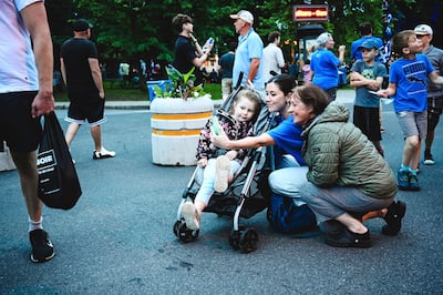 Catherine Fournier con ciudadanos durante la fiesta nacional en la calle Saint-Jean en 2023. Foto proporcionada por Catherine Fournier el 27 de octubre de 2025.