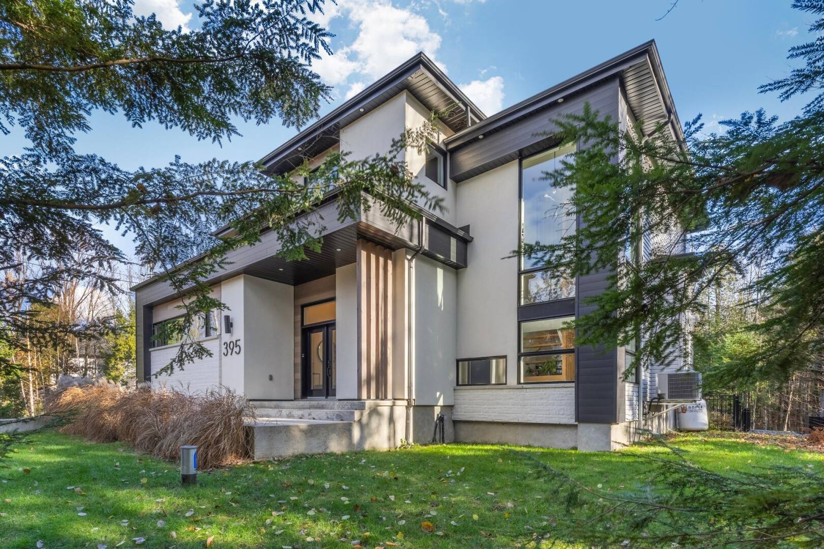 Image principale de l'article Ce coiffeur vedette vend sa magnifique maison