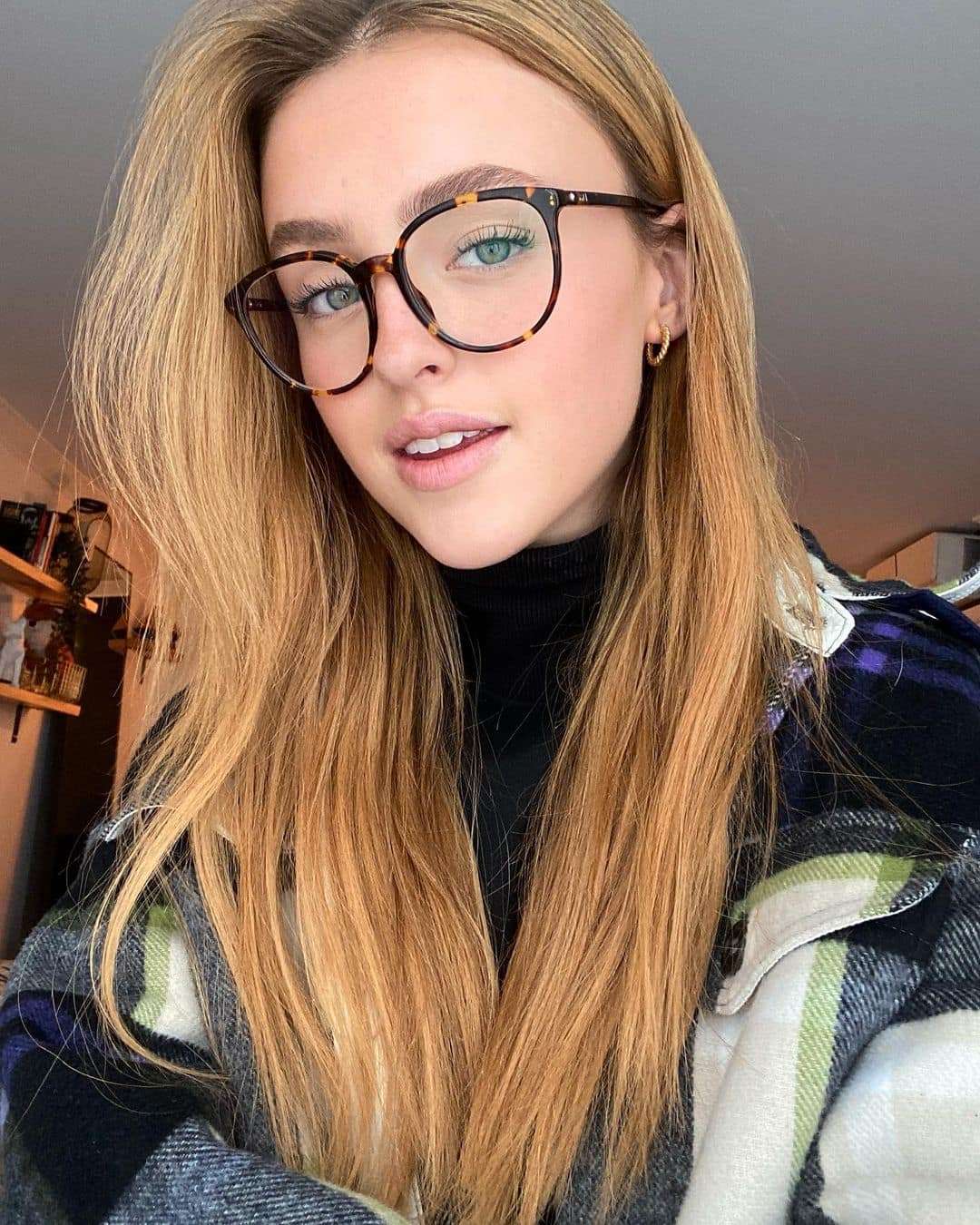 Alicia Moffet dévoile sa nouvelle tête printanière