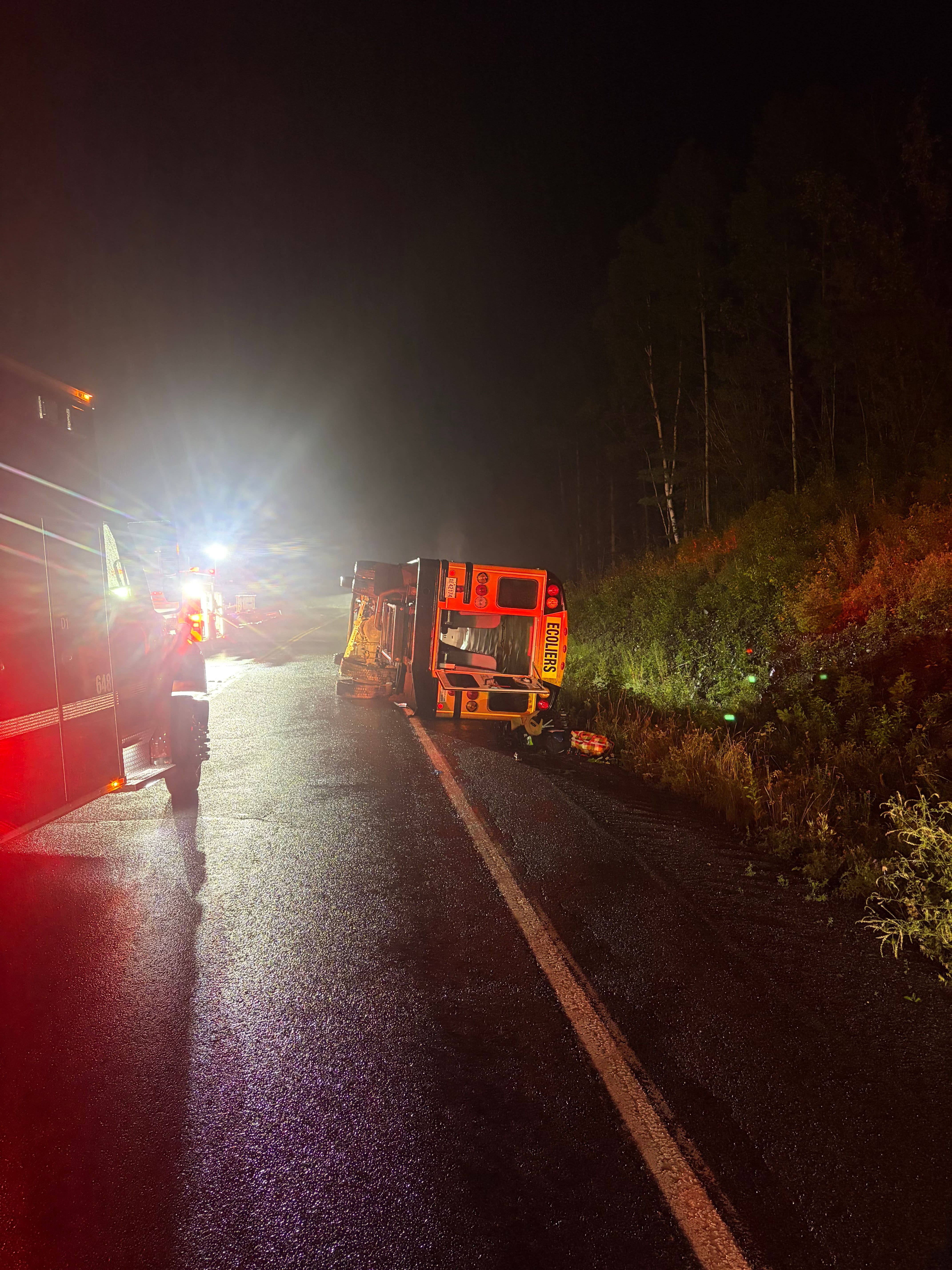 Selon le directeur du service incendie de Gaspé, Marc Grenier, la porte arrière de l’autobus, une trappe sur le toit et une ouverture par le pare-brise ont permis d’accéder aux occupants.