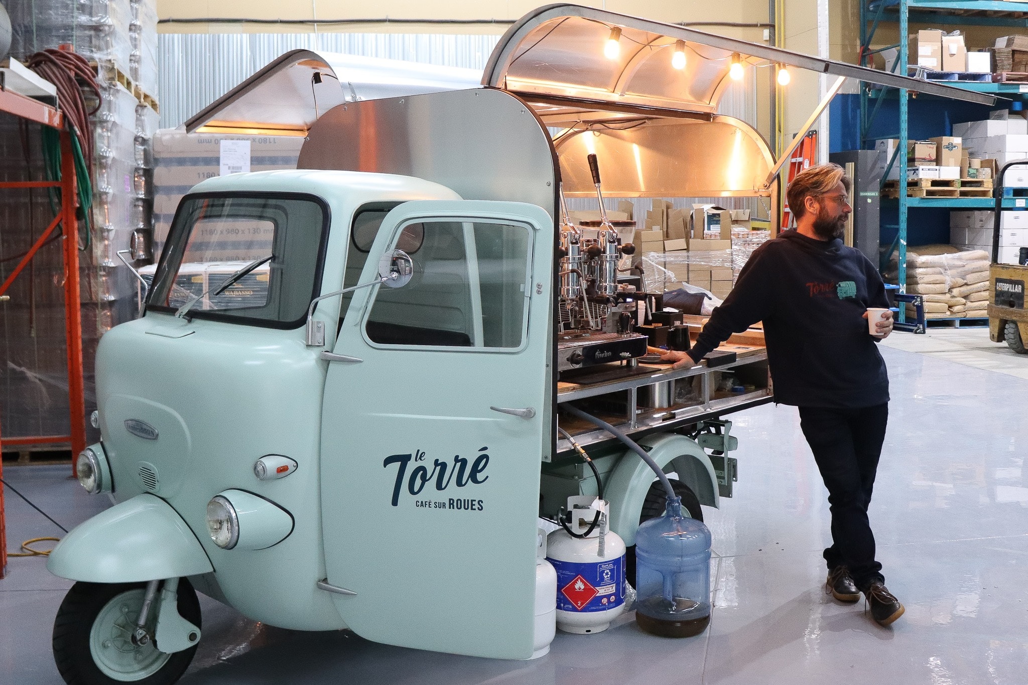 Un tuk-tuk transformé en comptoir à café roulant