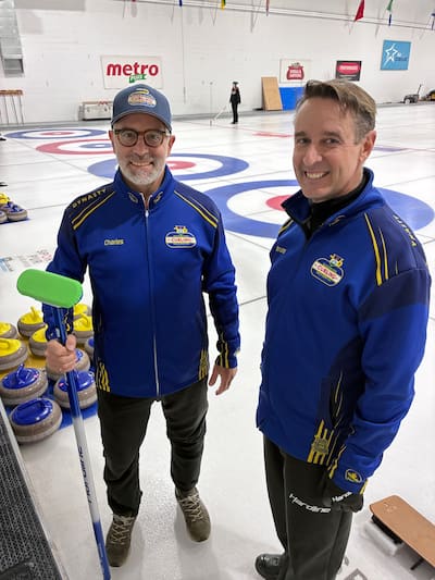 Charles de Varennes, membro do clube de curling de ville Mont-Royal (à gauche), e Bruno Farley, diretor geral. Foto Mathieu-Robert Sauvé