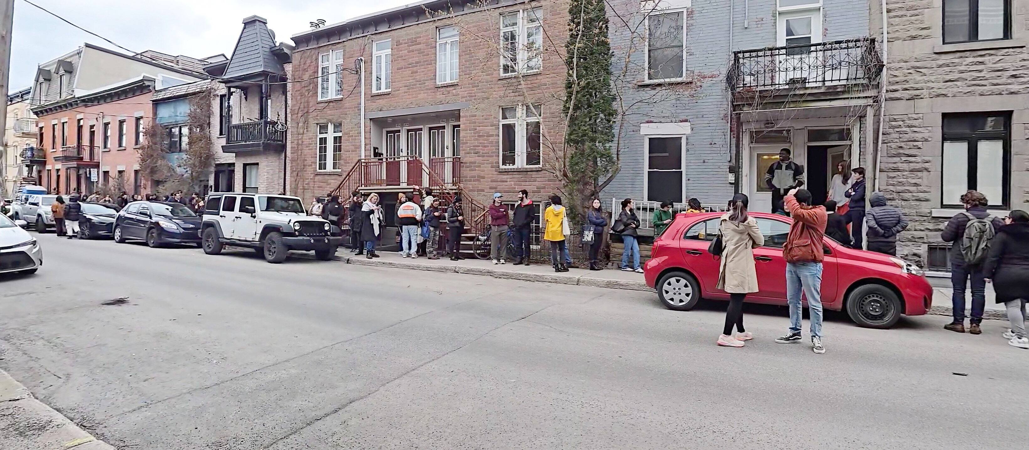 Une file monstre pour un 4 et demi &agrave; 1650$ par mois... c&rsquo;est rendu une aubaine!