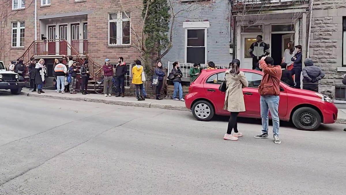 Une file monstre pour un 4 et demi à 1650$ par mois... c’est rendu une aubaine!