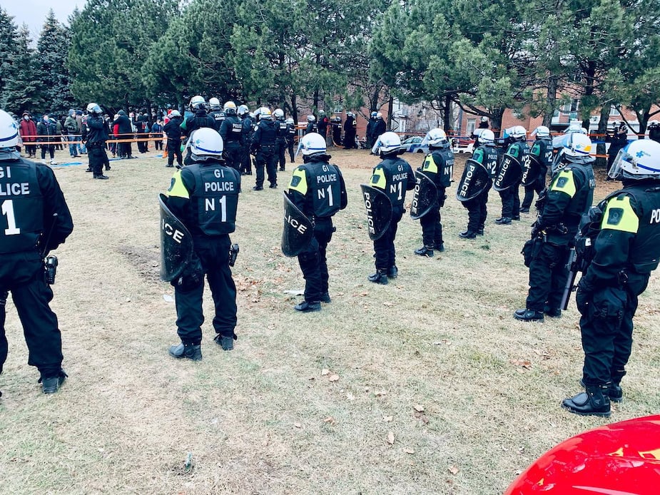 L'escouade antiémeute est intervenue ce matin à l'occasion de l'évacuation forcée du campement Notre-Dame.