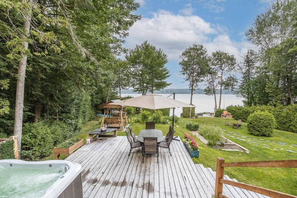 Une immense maison au bord de l’eau à Magog à vendre pour 4 850 000