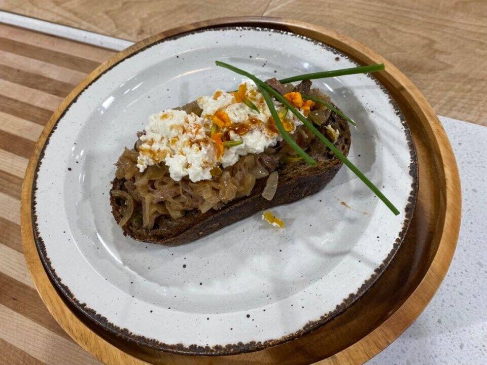 Tartine gourmande de canard confit et oignons