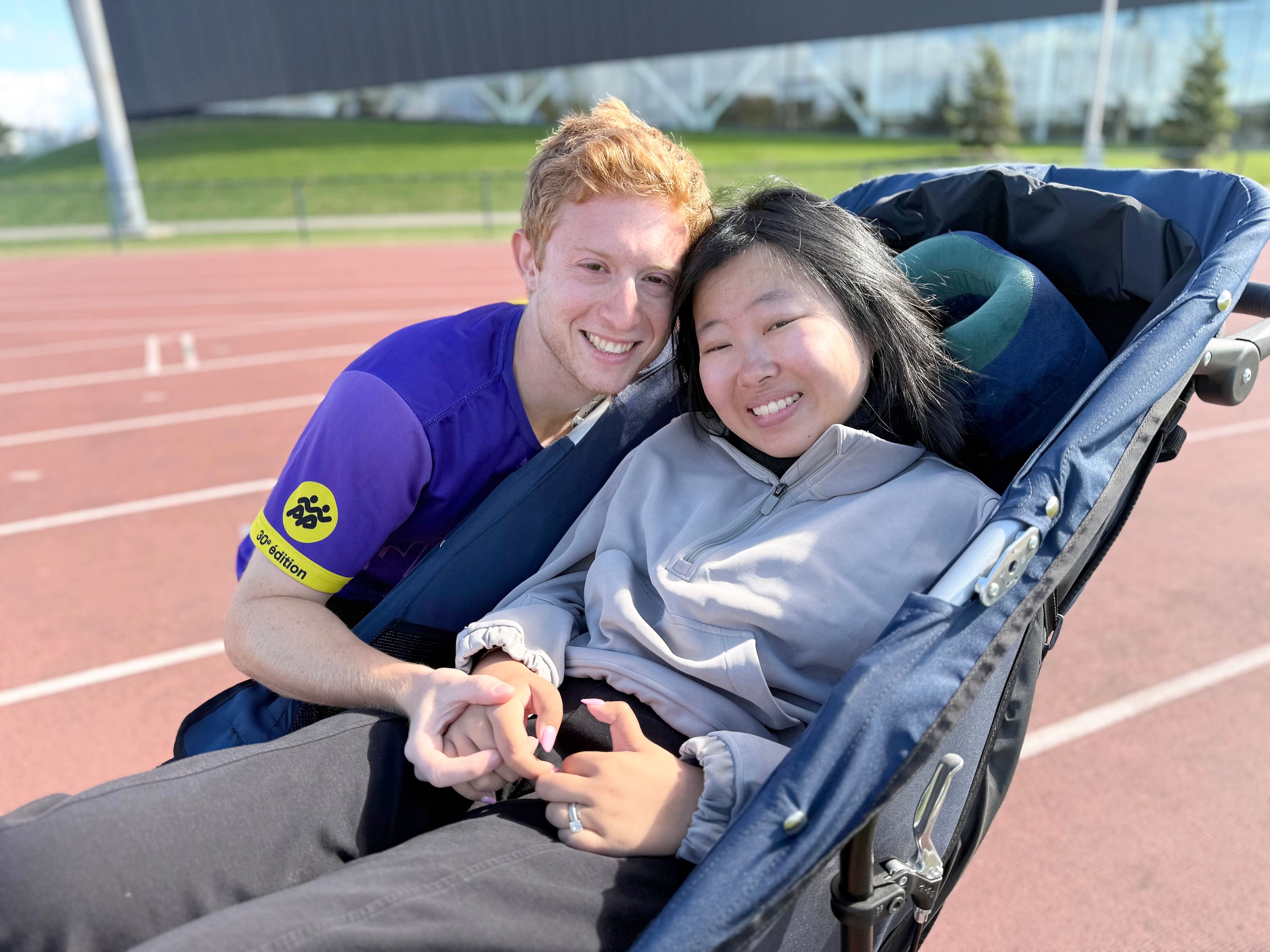 Une femme de 25 ans atteinte de la SLA fera le marathon de Montréal en poussette grâce à son mari