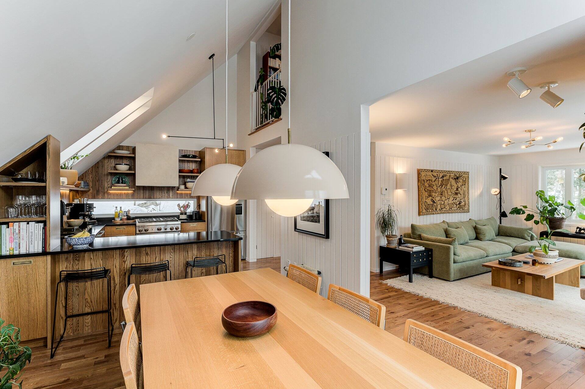 Une chaleureuse maison rénovée à vendre pour 975k$