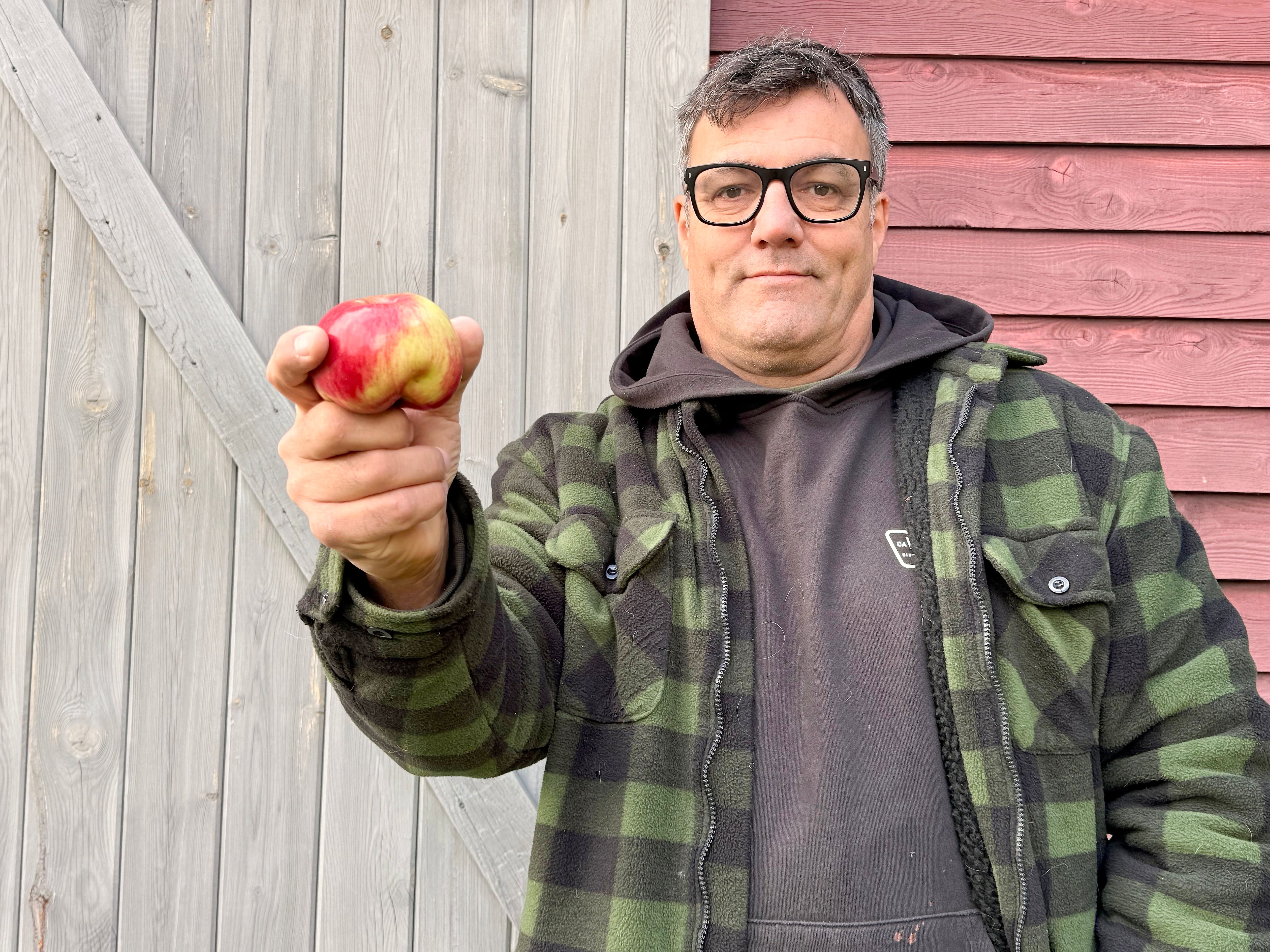 Ses pommes ont des formes de fesses à cause de la météo