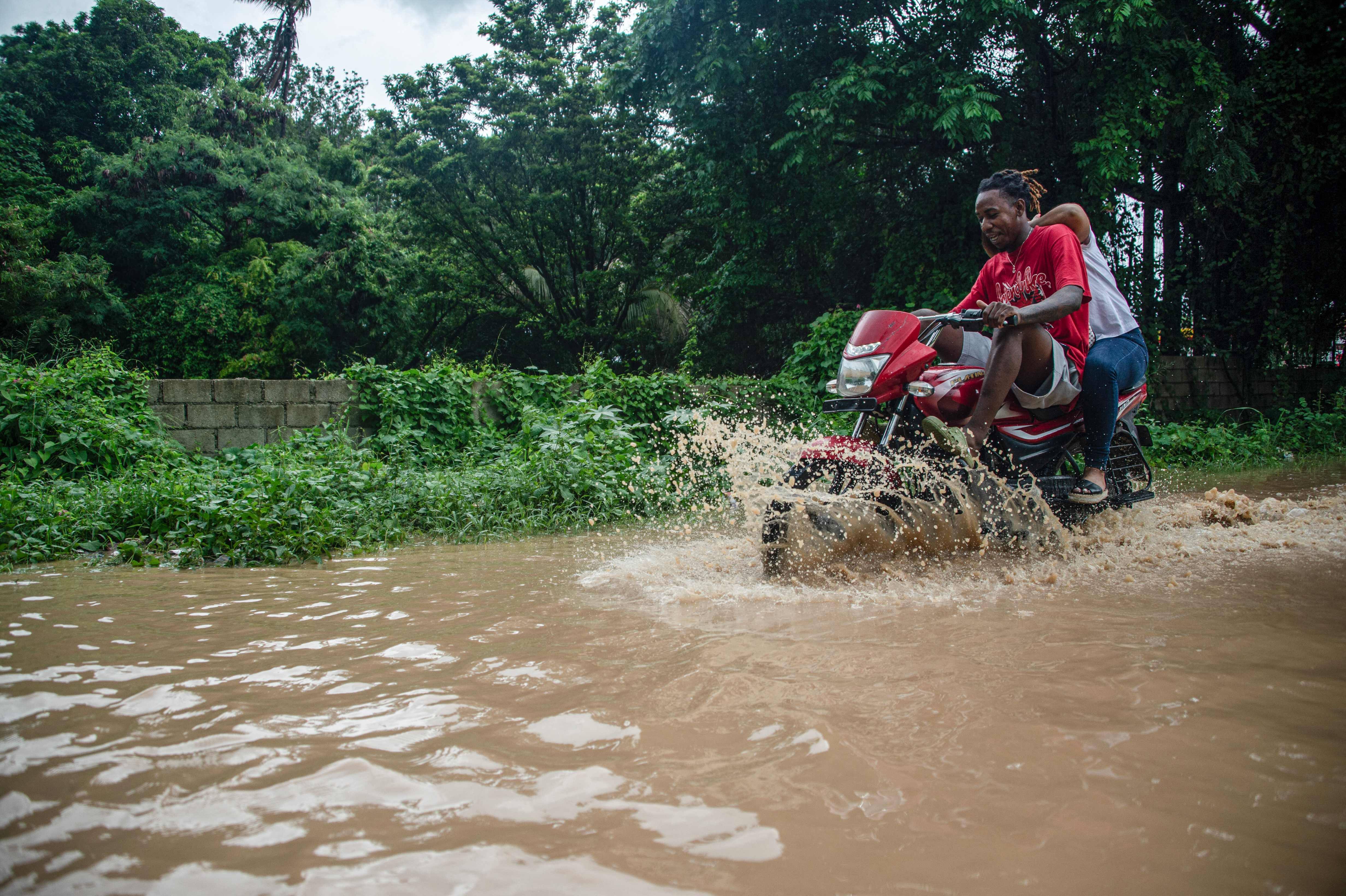 IMAGES | Maisons effondr&eacute;es, mont&eacute;es des eaux, &eacute;vacuations: l'ouragan &laquo;Melissa&raquo;, r&eacute;trograd&eacute; en cat&eacute;gorie 3, a touch&eacute; Cuba