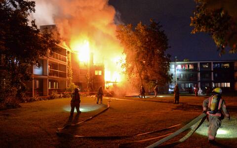 The fire was very intense last night. 2. Despite the night, a large cloud of black smoke was visible nearby.