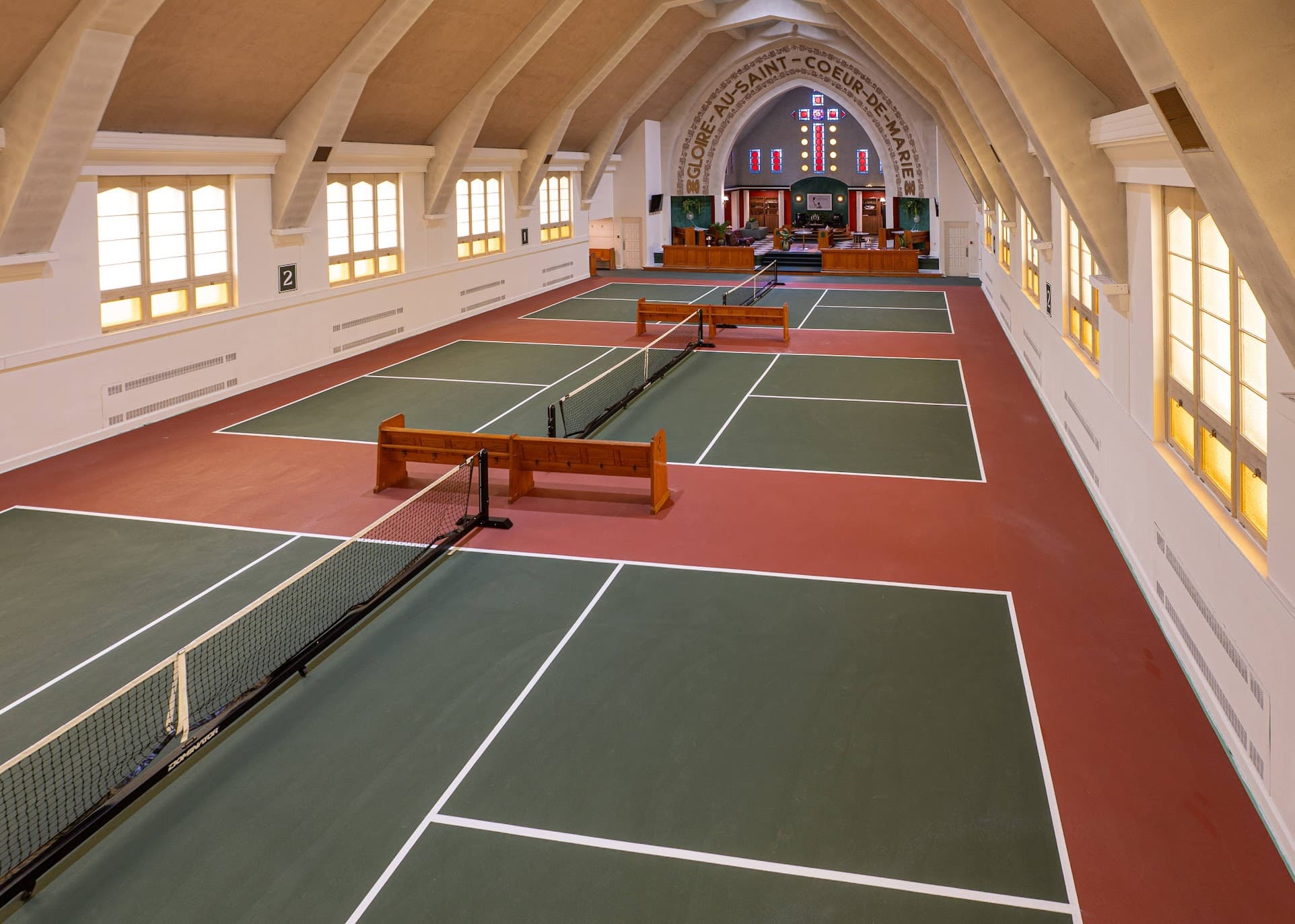 Du pickleball dans une ancienne église.. oui oui
