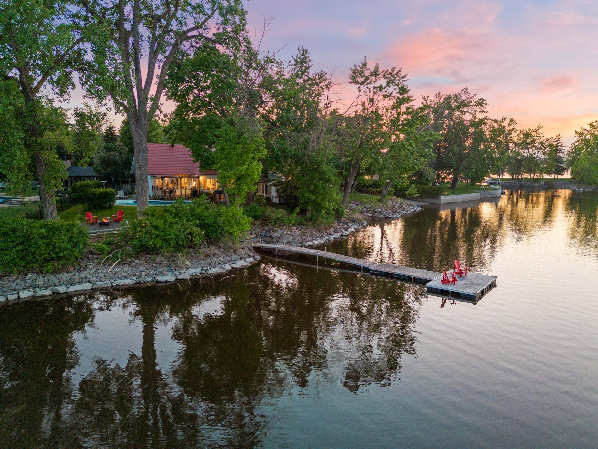 Une luxueuse maison avec vue panoramique sur le bord de l’eau à vendre