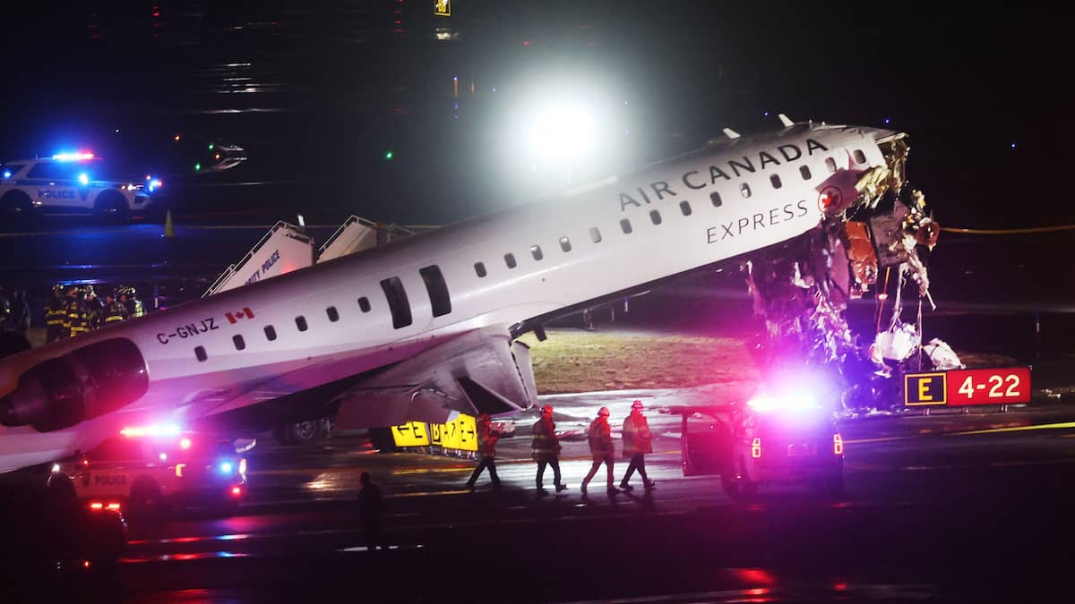 «Arrêtez, arrêtez, arrêtez!»: écoutez l’échange entre les contrôleurs aériens et le véhicule d’urgence avant la collision à l’aéroport LaGuardia