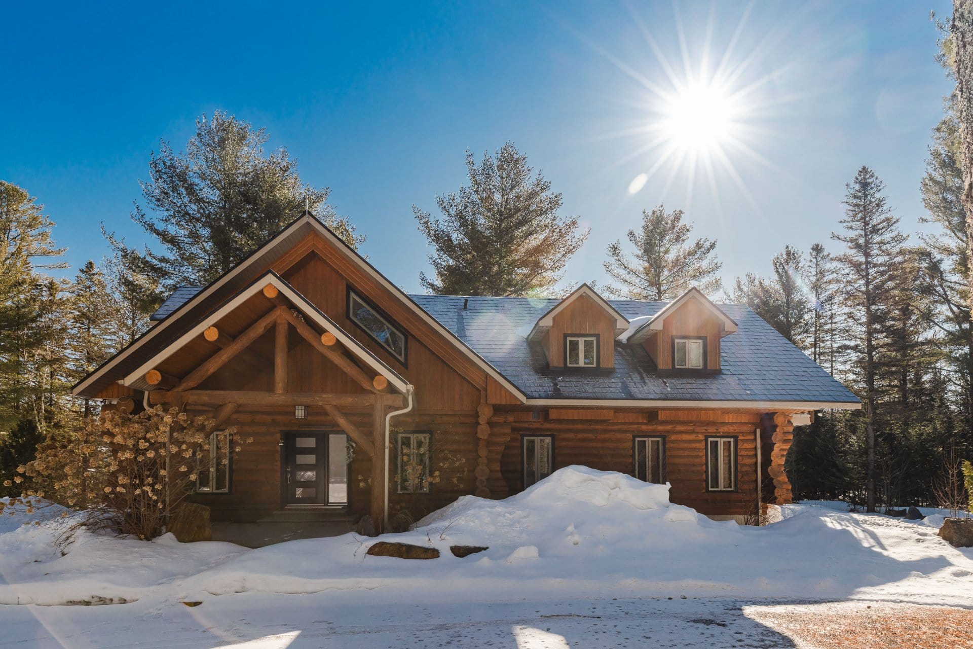 Une spectaculaire maison en bois rond à vendre