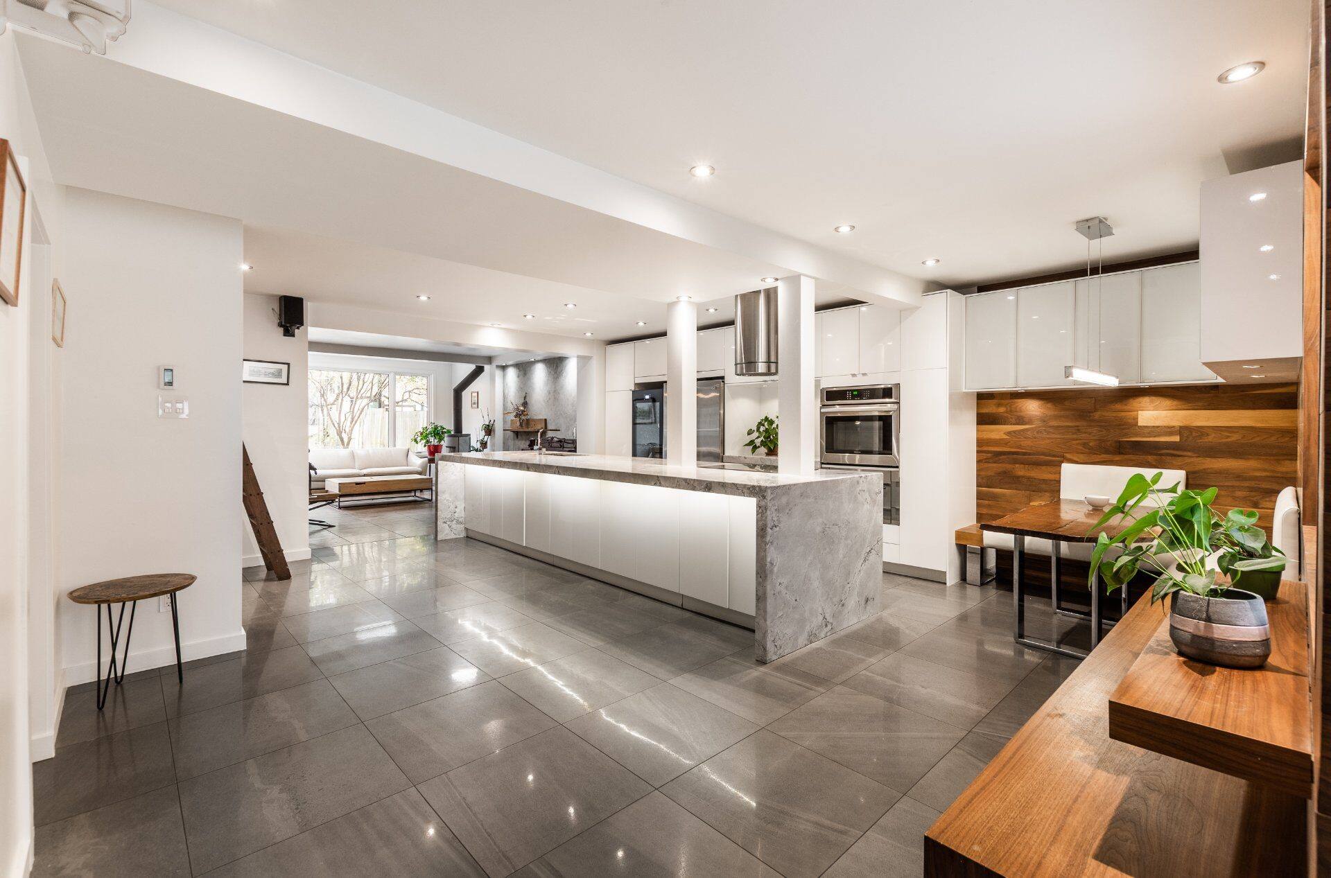 Une maison avec une grande cuisine à 1 399 000$ 