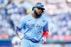2025 年 10 月 29 日星期三,在道奇體育場,小弗拉基米爾·格雷羅 (Vladimir Guerrero Jr.) 在第一局擊出本壘打後繞壘走動。