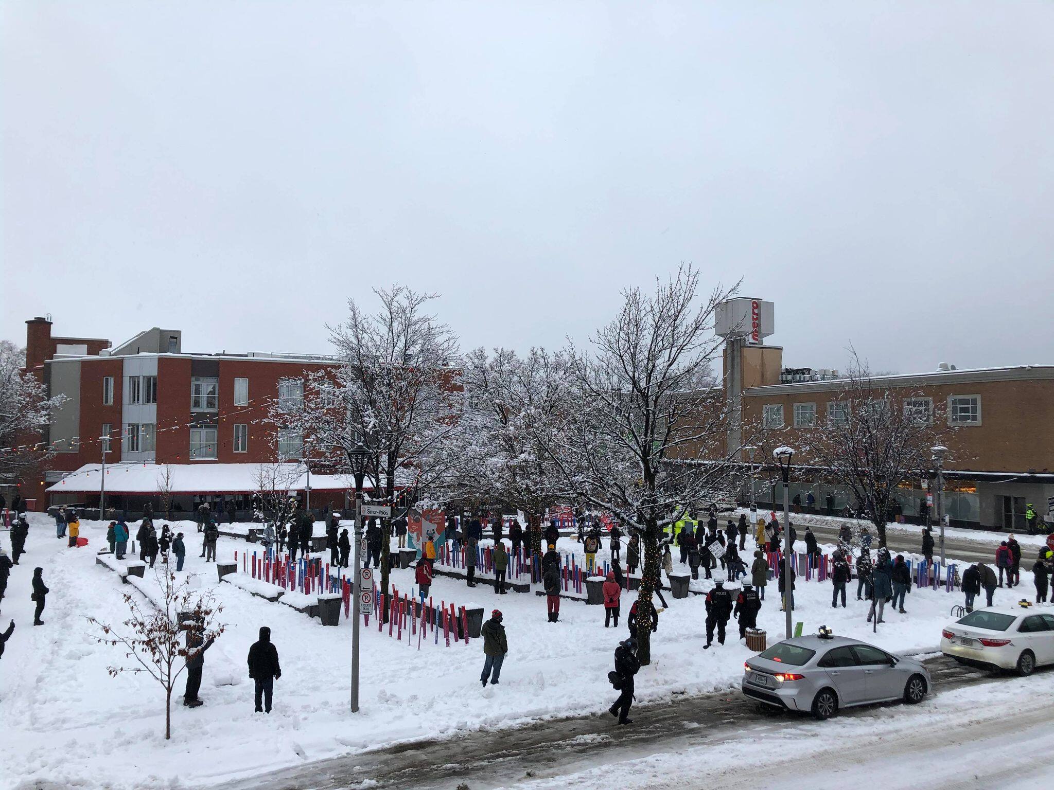 COVID-19: demonstrators denounce the curfew in Montreal ...