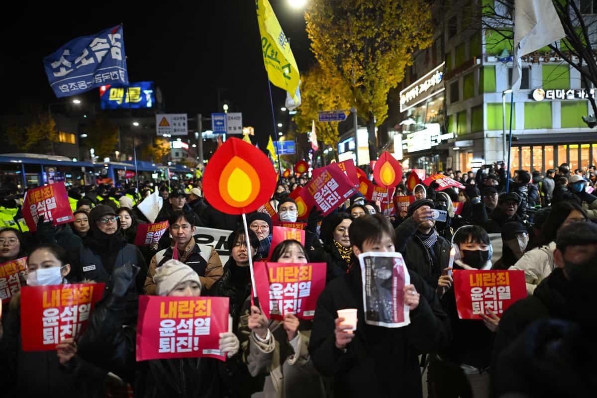 [EN PHOTOS] Cor&eacute;e du Sud: manifestations &agrave; S&eacute;oul pour demander la destitution de Yoon Suk Yeol apr&egrave;s son coup de force
