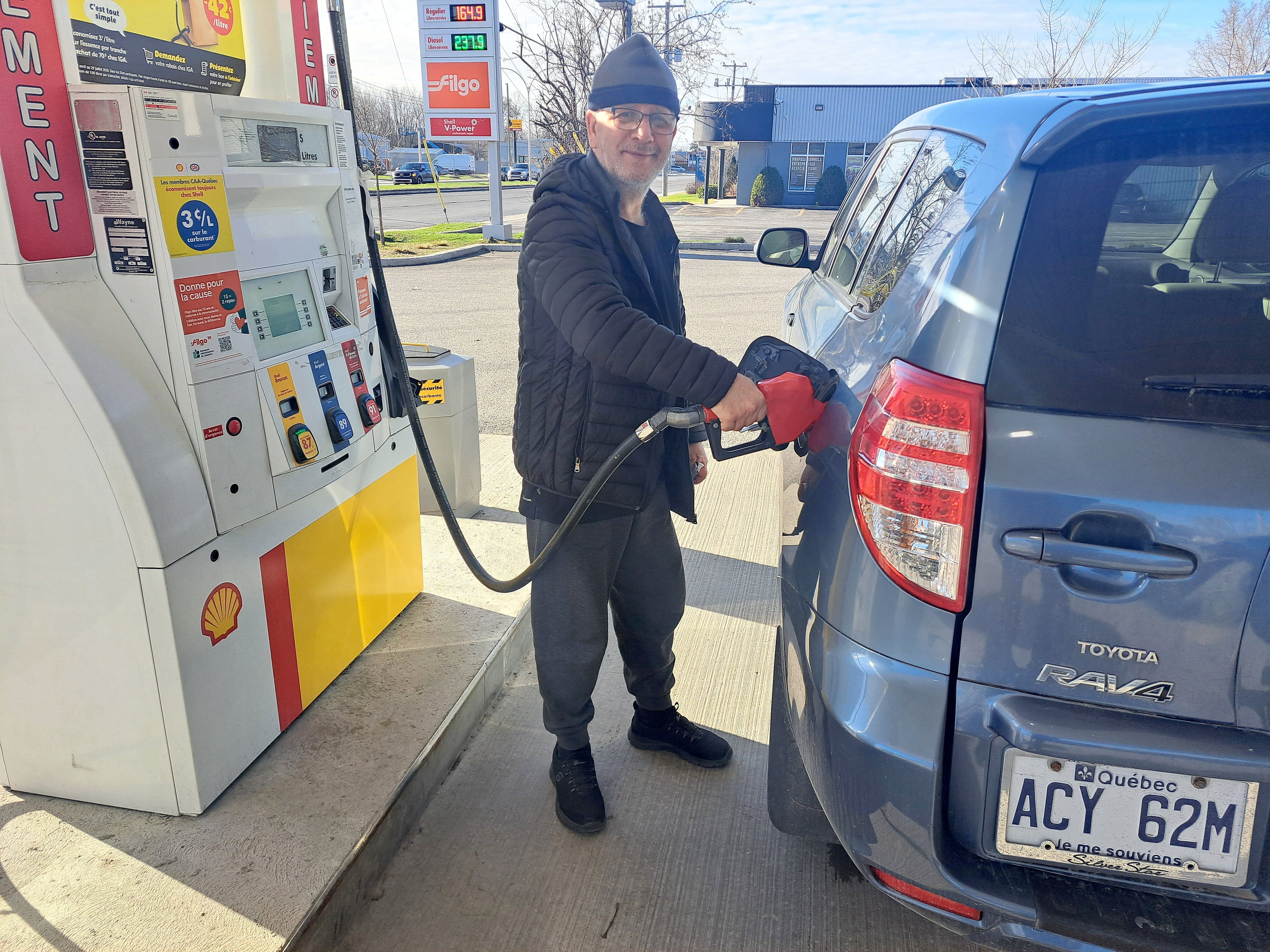 «L’essence est encore trop chère» malgré la baisse fédérale de 10¢ sur le litre d’essence