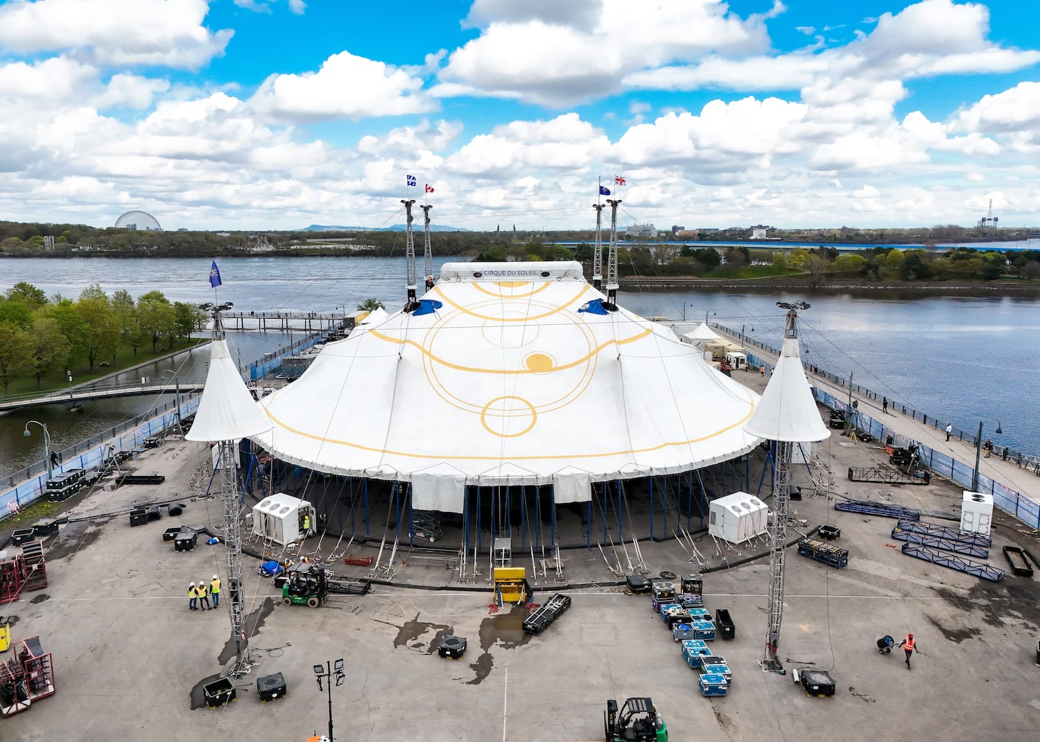 Le Cirque du Soleil a érigé son chapiteau dans le Vieux-Port de