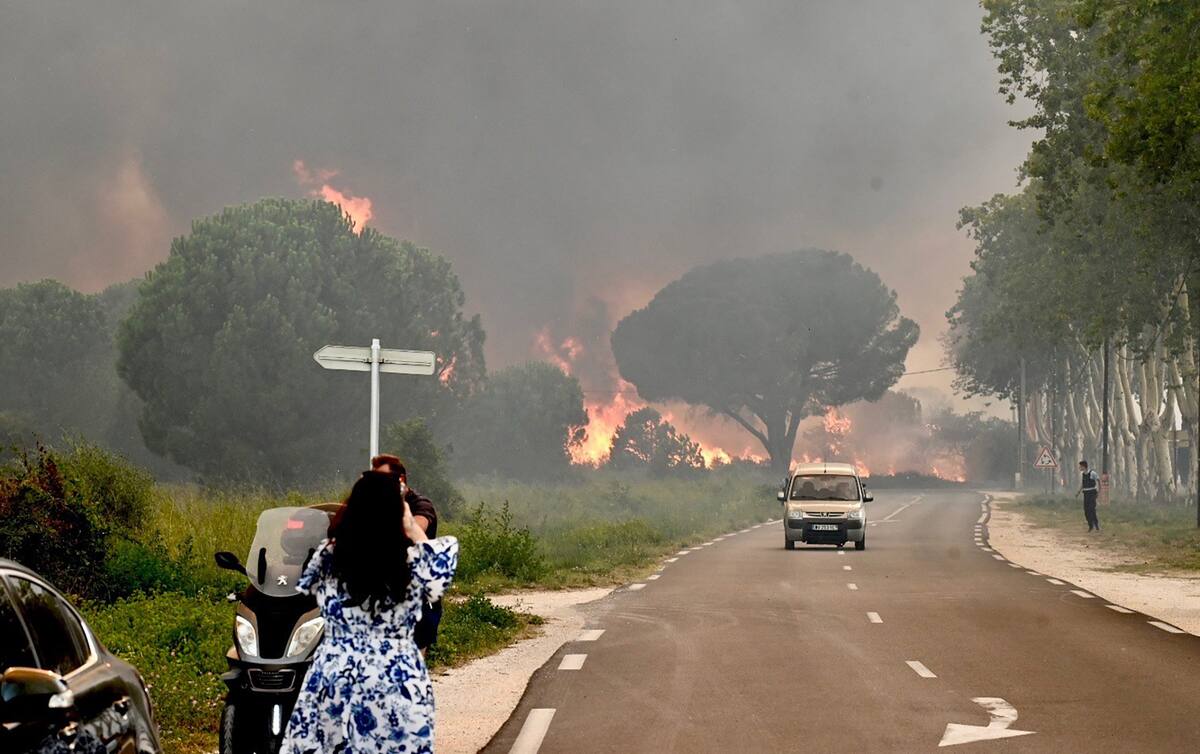 Violent incendie dans le sud de la France: des milliers de vacanciers évacués