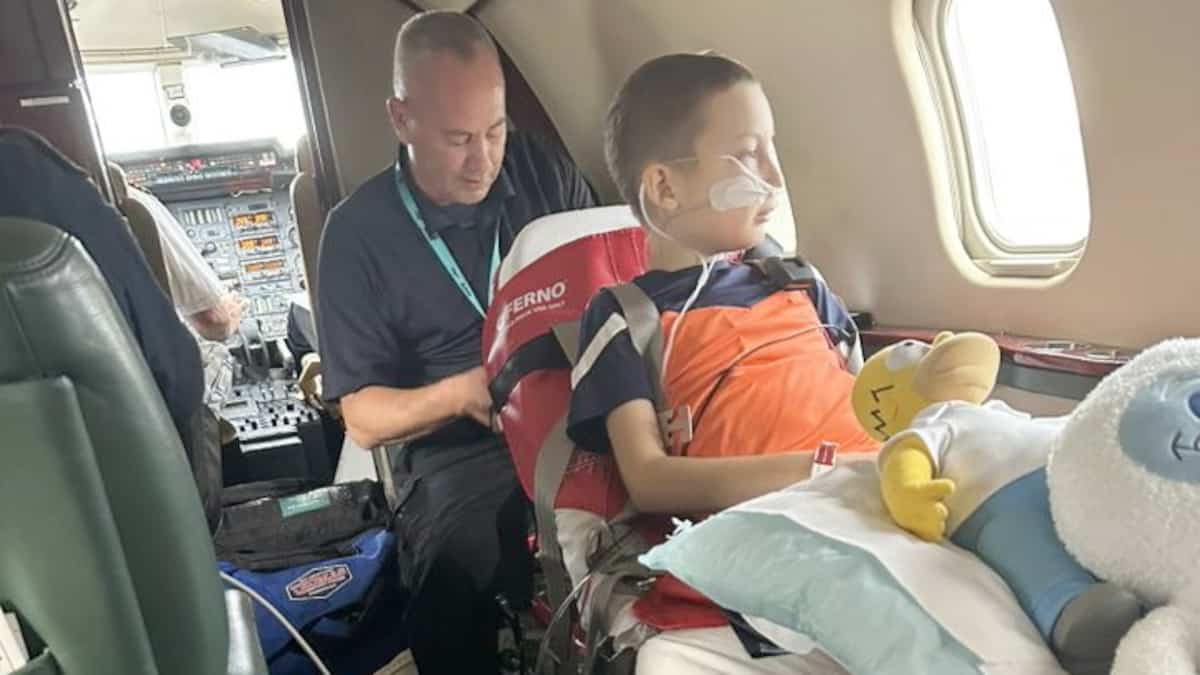 Mobilisation sur les réseaux sociaux: un père réussit à rapatrier son fils atteint d’une leucémie par avion privé à Montréal