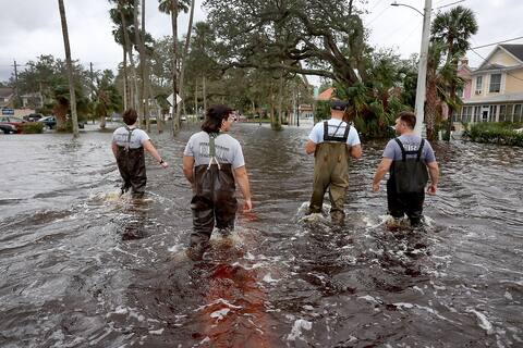 Bomberos en las calles inundadas de Daytona Beach.