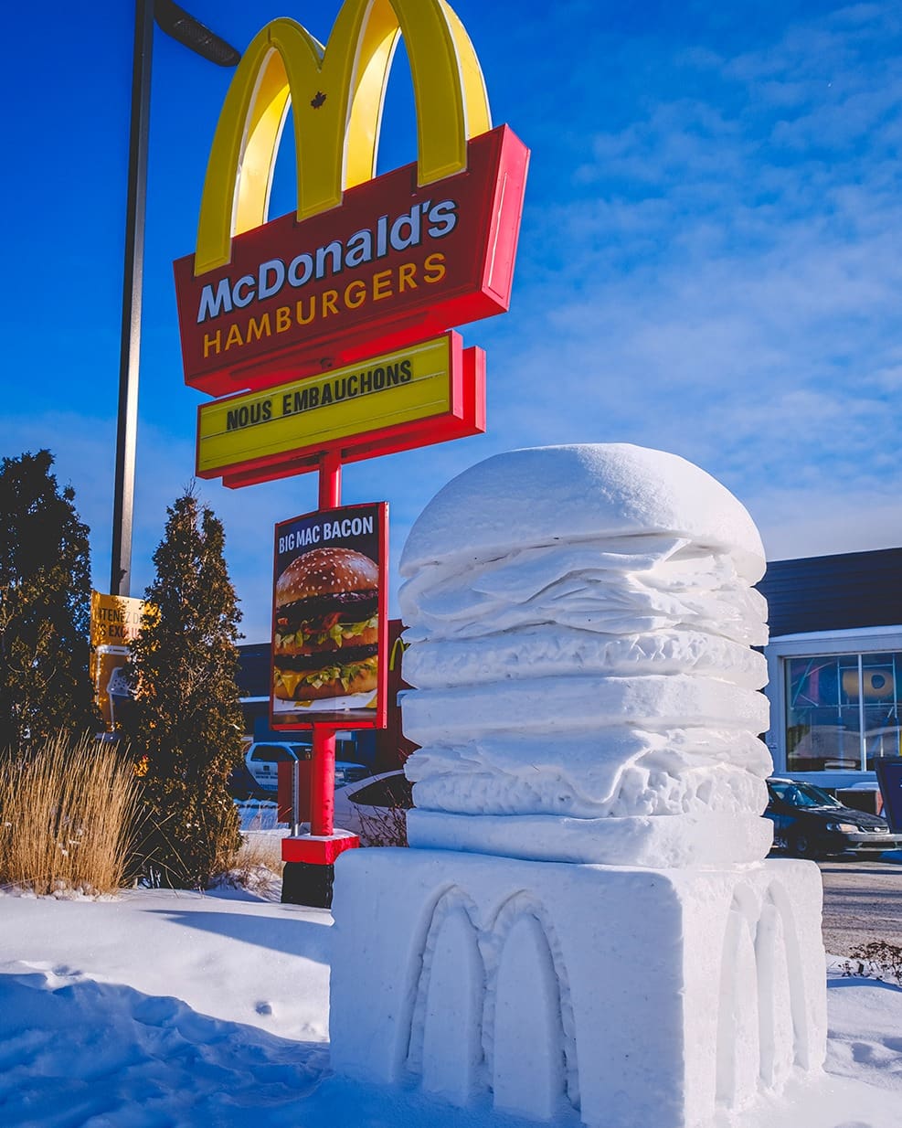 Un énorme Big Mac en neige charme les internautes