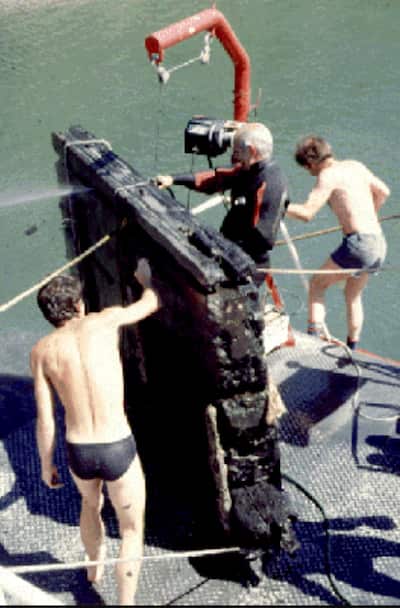 Sualtı arkeolojisi konusunda uzmanlaşmış bir dalgıç ekibi, 1982 yılında Lady Sherbrooke'un dümenini kurtarırken. Kaynak: Quebec Sualtı Tarihi ve Arkeoloji Komitesi