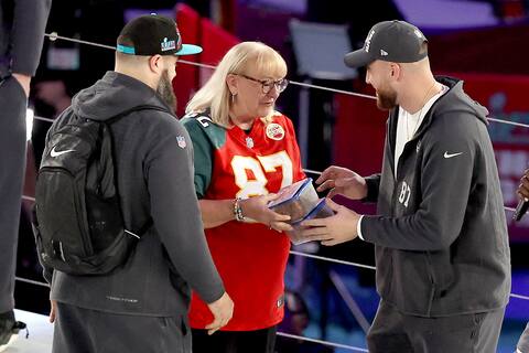Donna Kelce a profité de la journée des médias pour distribuer des biscuits à chacun de ses garçons avec son maillot Eagles and Chiefs.