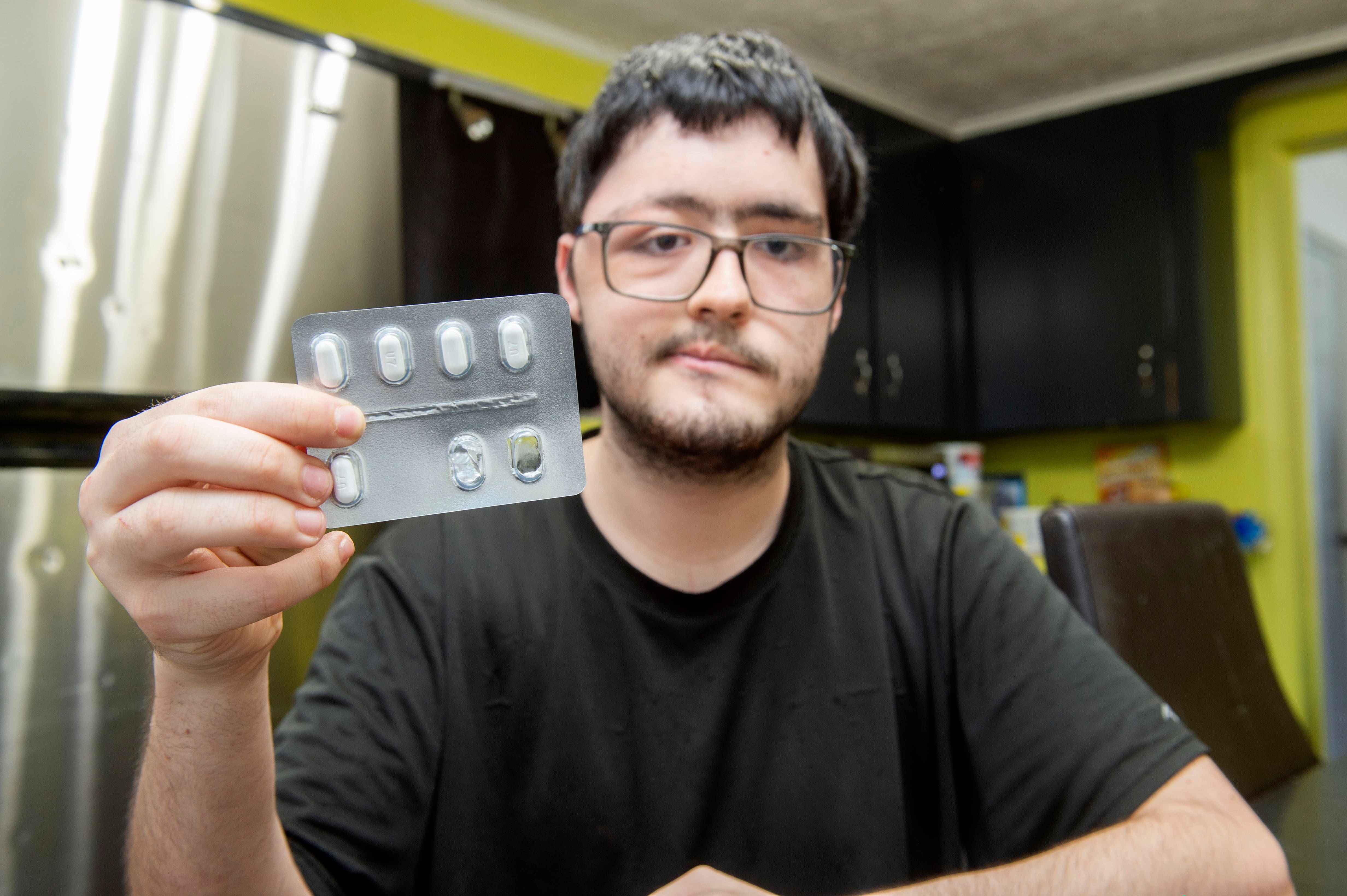 Atteint d'une tumeur, un jeune homme prend une pilule au coût astronomique de 350$ par jour