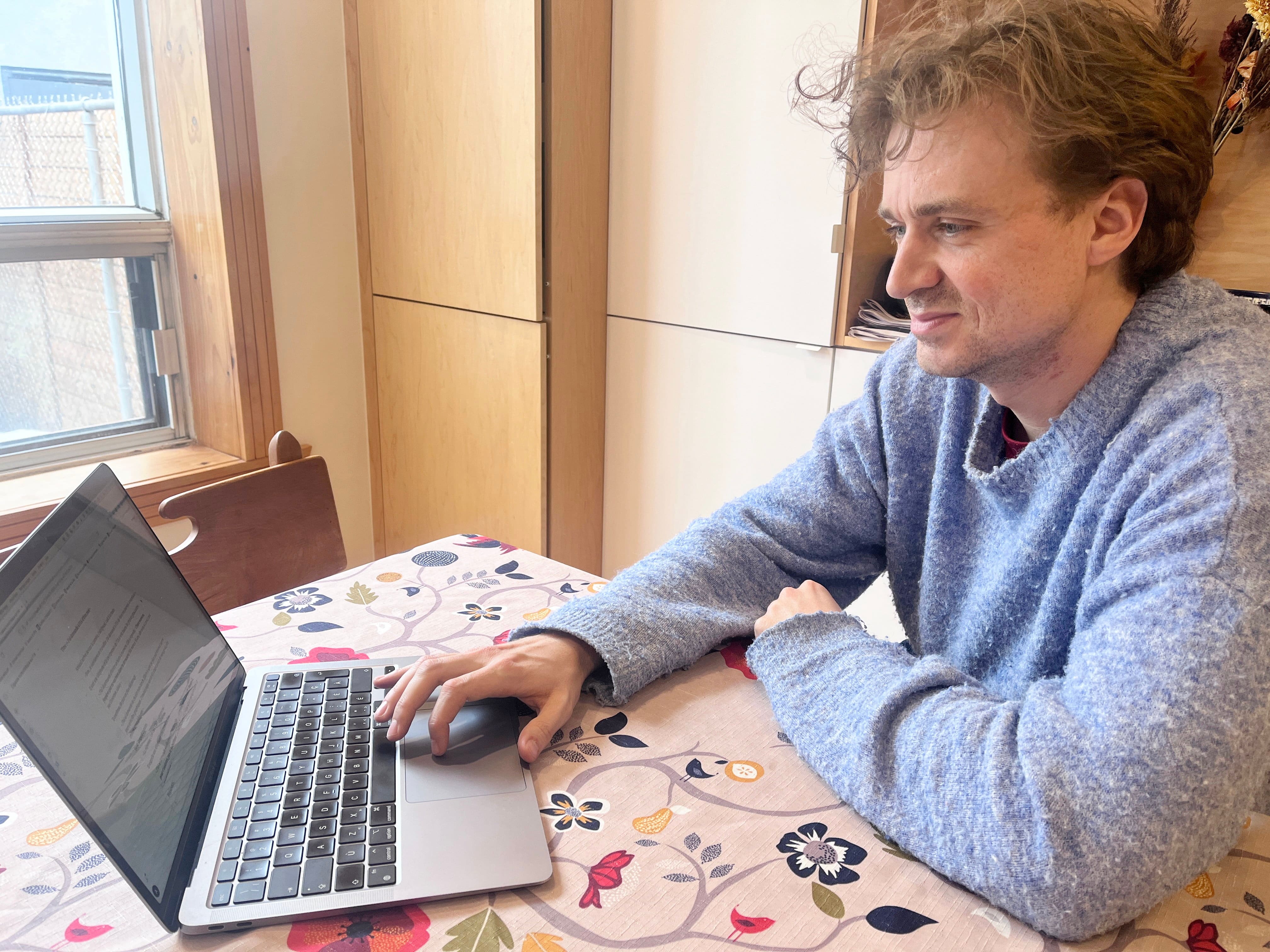 Arnaud Soly teste l'IA avec nous pour imiter son style humoristique; découvrez le résultat