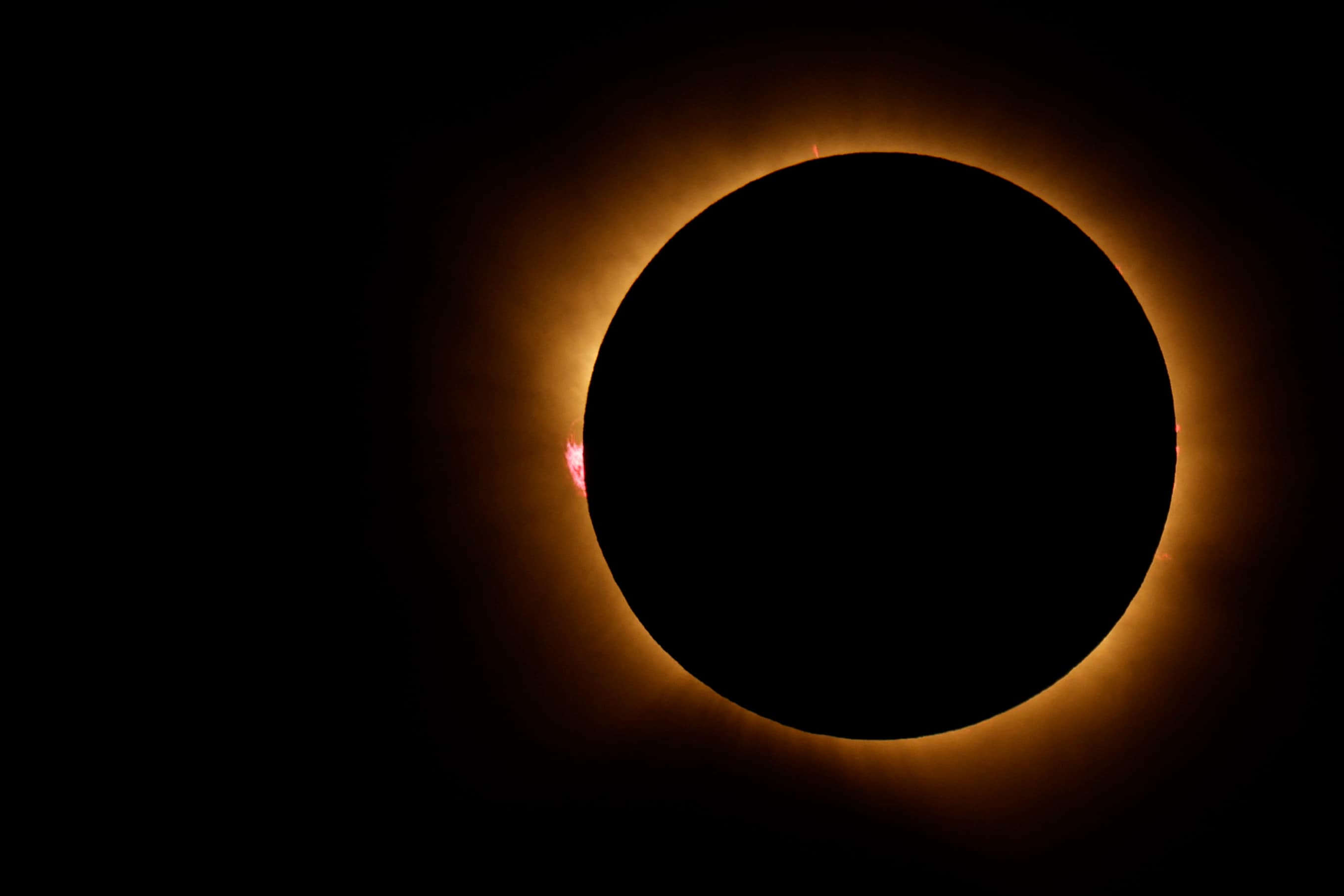 EN IMAGES | Une partie de l'Europe plongée dans le noir durant l'éclipse totale de soleil