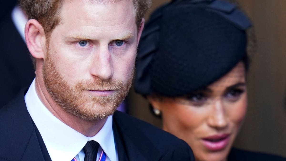 Harry and Meghan avoid disaster after being chased by paparazzi Harry and Meghan avoid disaster after being chased by paparazzi