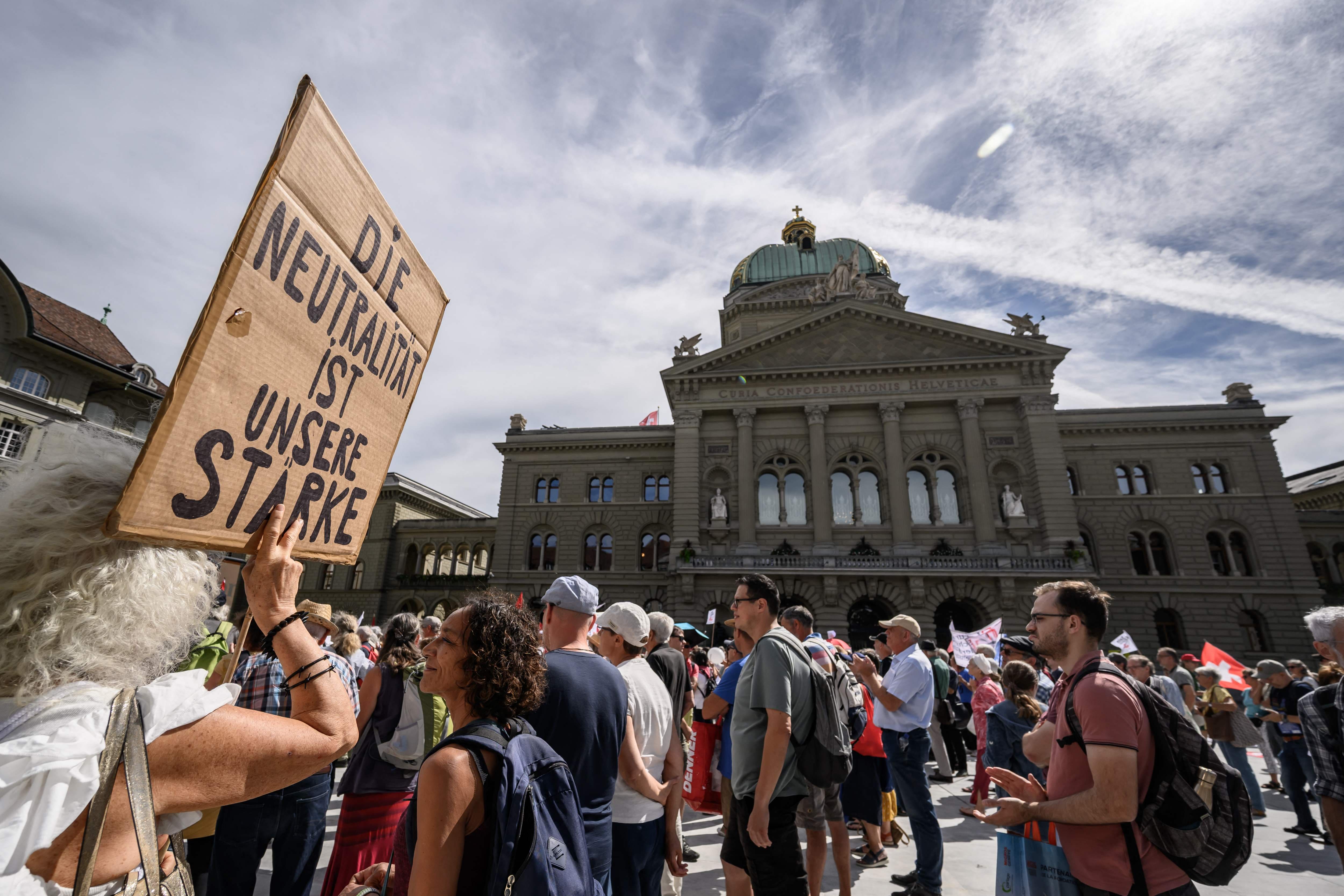 Rassemblement à Berne pour une neutralité stricte, au nom de l'«identité» suisse