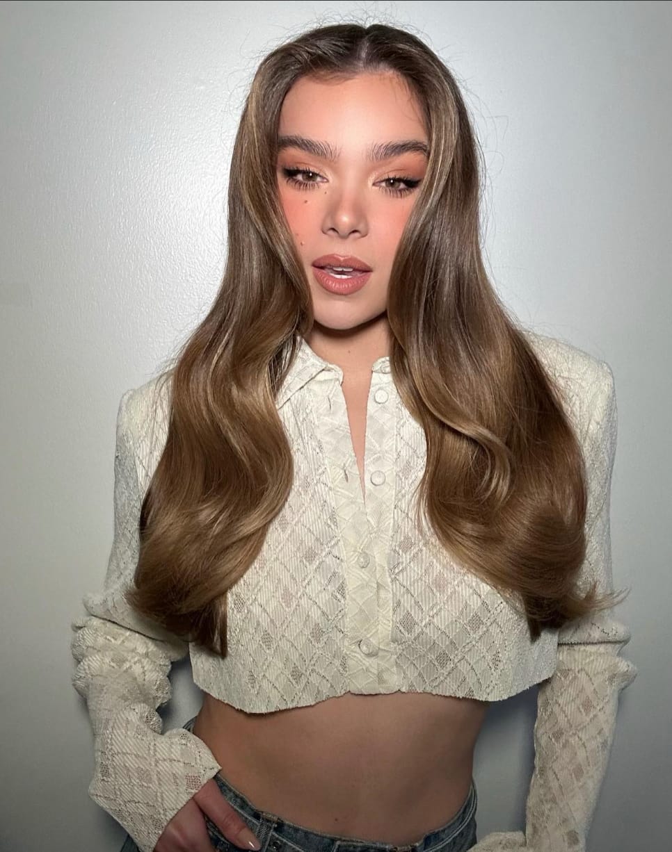 Hailee Steinfeld romantique toute de rouge vêtue