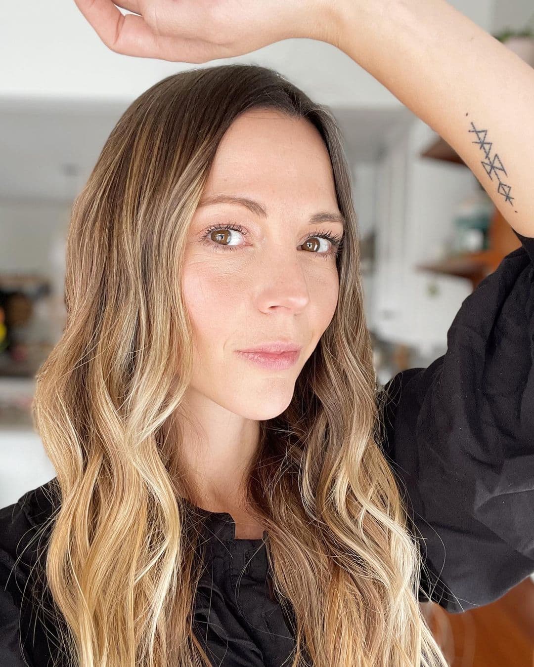 Vanessa Pilon a des cheveux «rose gold»