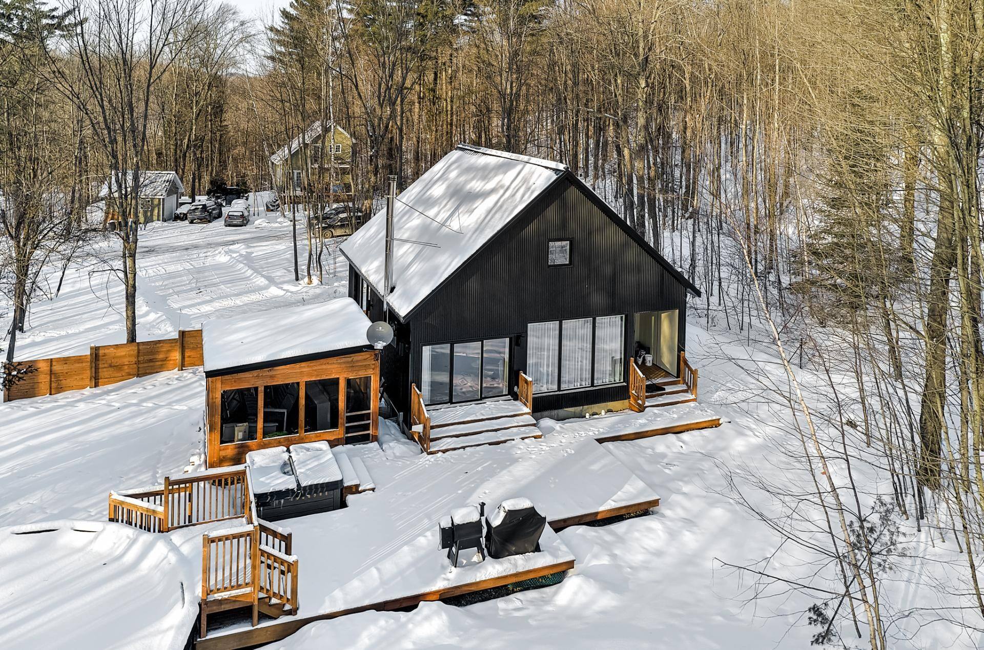 Une maison moderne en nature pour 899 000$ 