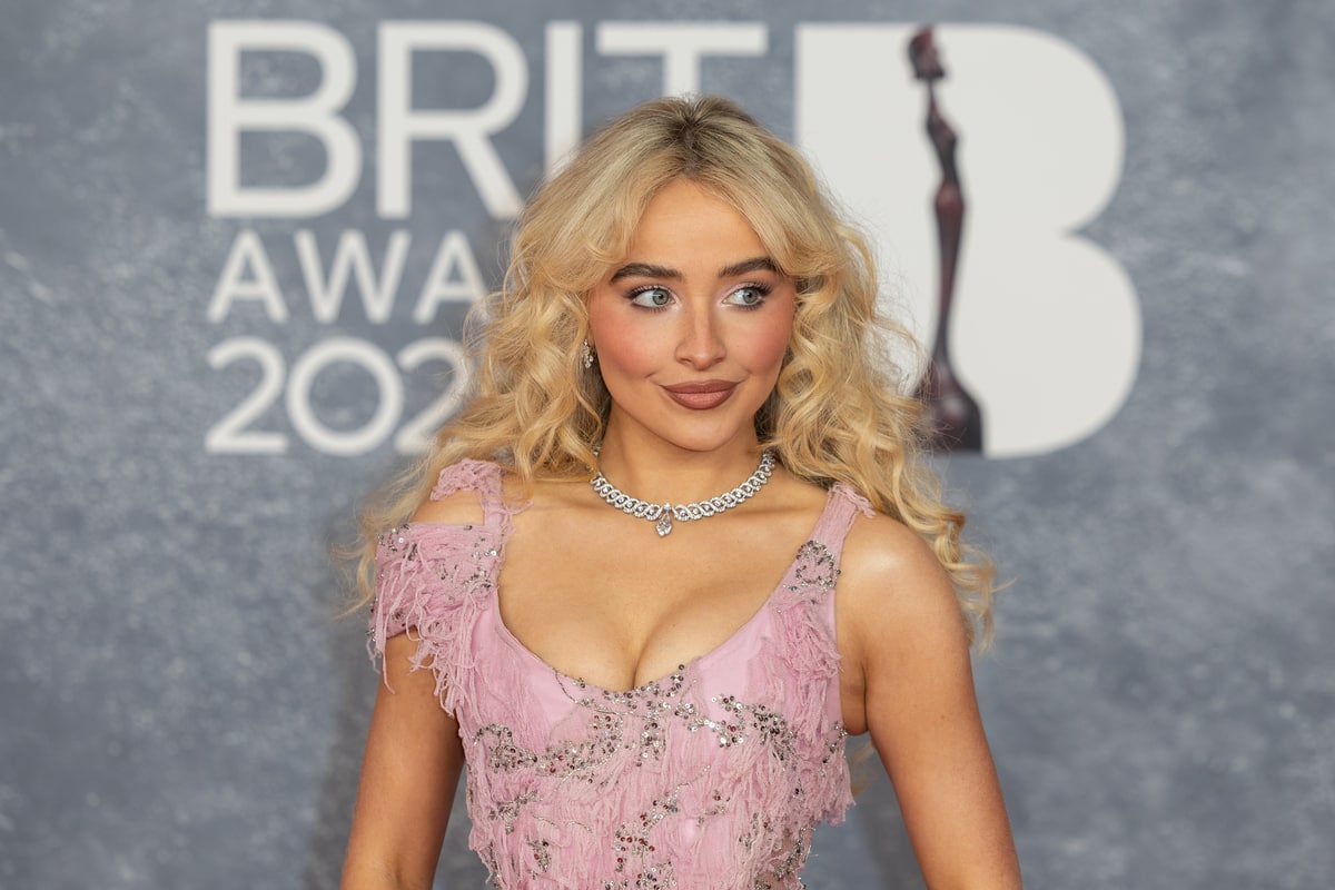 Sabrina Carpenter épate dans une robe transparente